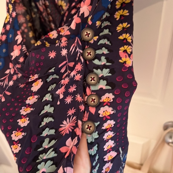 Beautiful floral top for everyday occasion. - Picture 2 of 8